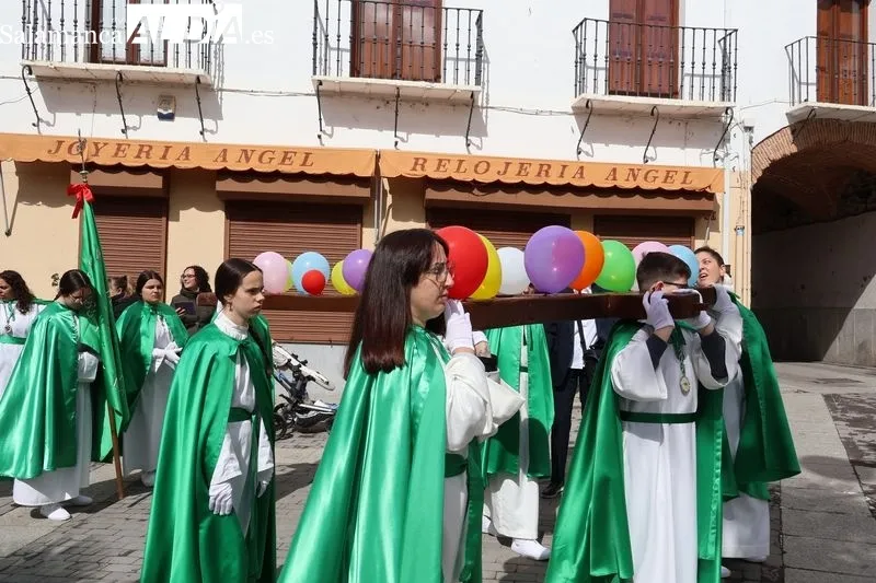 Foto 12 - El Resucitado y la Virgen de la Alegr&iacute;a se encuentran entre aplausos y campanas