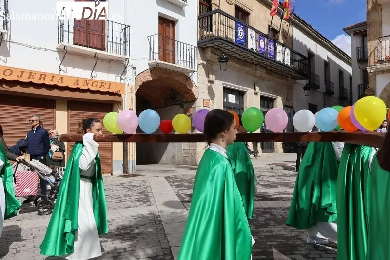 Foto 11 - El Resucitado y la Virgen de la Alegr&iacute;a se encuentran entre aplausos y campanas