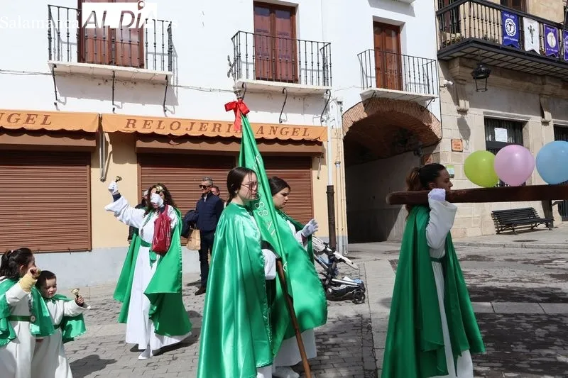 Foto 10 - El Resucitado y la Virgen de la Alegr&iacute;a se encuentran entre aplausos y campanas