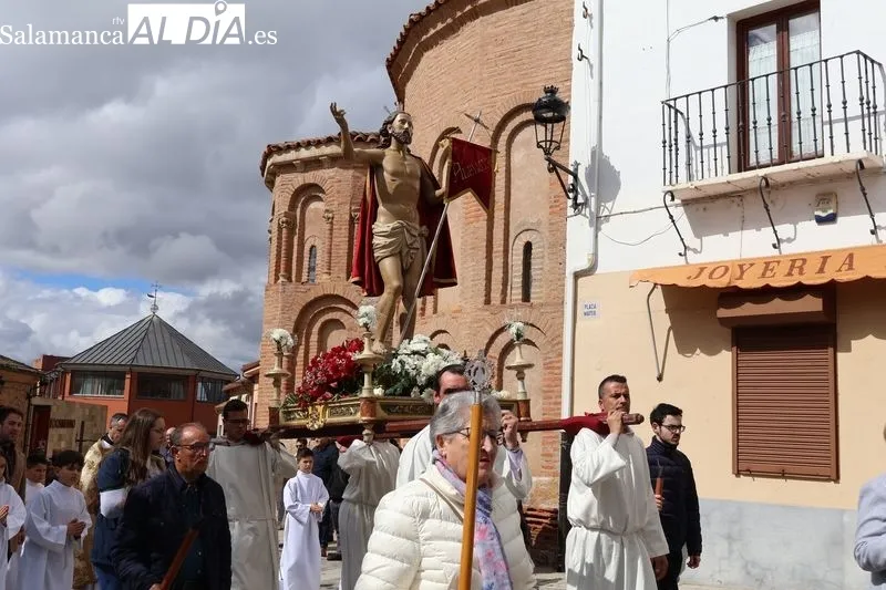 Foto 7 - El Resucitado y la Virgen de la Alegr&iacute;a se encuentran entre aplausos y campanas