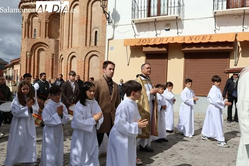 Foto 6 - El Resucitado y la Virgen de la Alegr&iacute;a se encuentran entre aplausos y campanas
