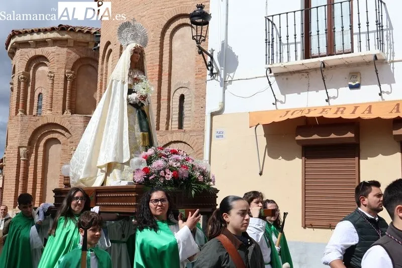 Foto 5 - El Resucitado y la Virgen de la Alegr&iacute;a se encuentran entre aplausos y campanas