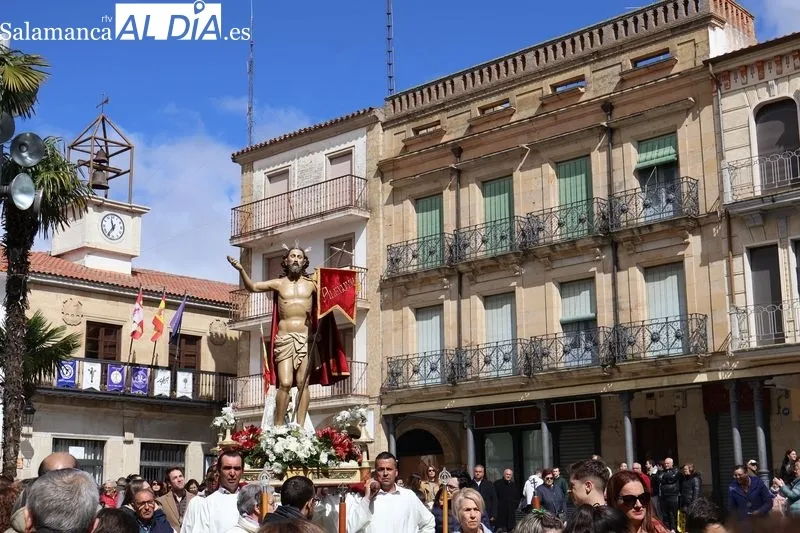 Foto 4 - El Resucitado y la Virgen de la Alegr&iacute;a se encuentran entre aplausos y campanas