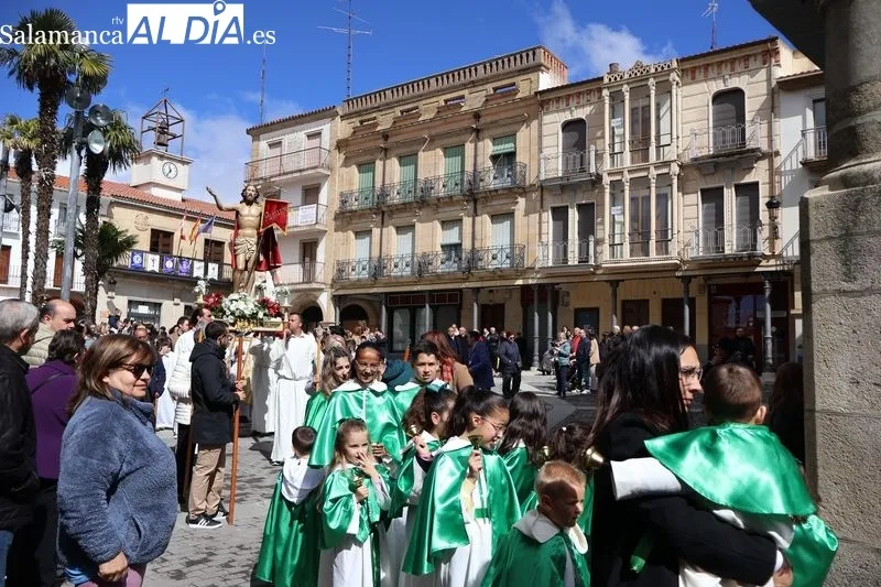 Foto 3 - El Resucitado y la Virgen de la Alegr&iacute;a se encuentran entre aplausos y campanas