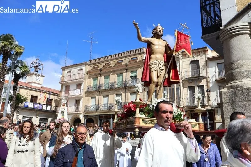 Foto 2 - El Resucitado y la Virgen de la Alegr&iacute;a se encuentran entre aplausos y campanas
