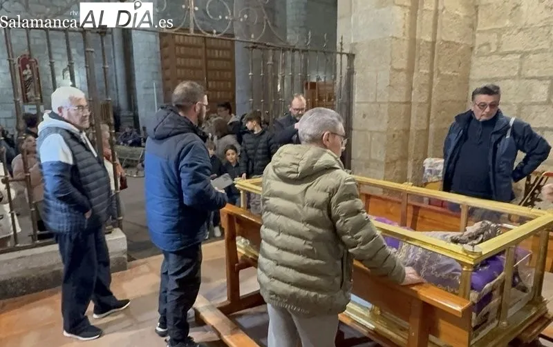 Foto 2 - Veneraci&oacute;n y tradici&oacute;n para vivir el hist&oacute;rico cambio de ropa al Santo Cristo de la Cama