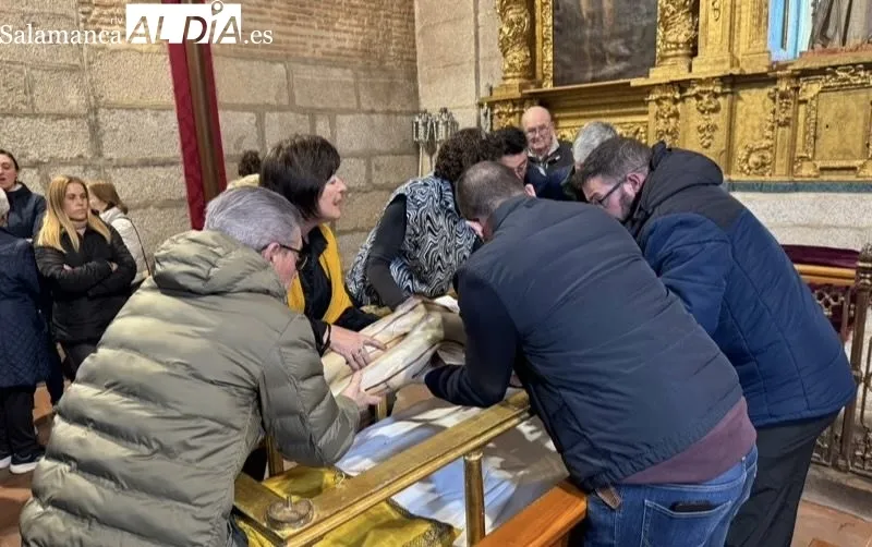 Foto 3 - Veneraci&oacute;n y tradici&oacute;n para vivir el hist&oacute;rico cambio de ropa al Santo Cristo de la Cama