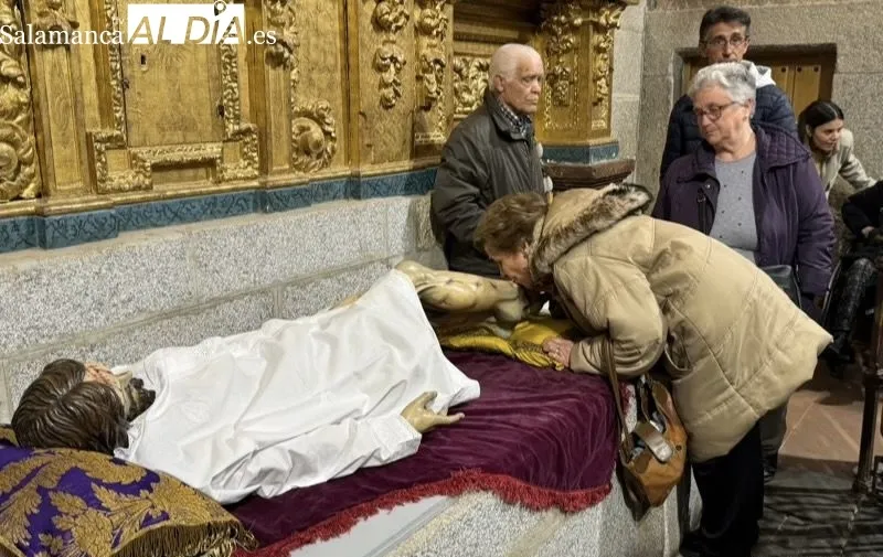 Foto 4 - Veneraci&oacute;n y tradici&oacute;n para vivir el hist&oacute;rico cambio de ropa al Santo Cristo de la Cama