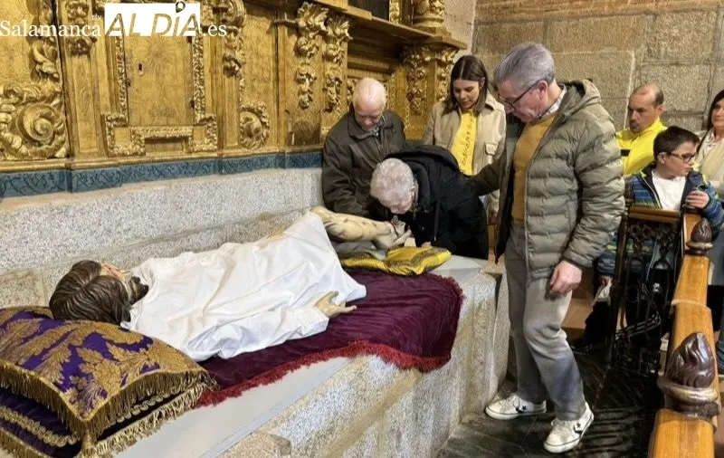 Foto 5 - Veneraci&oacute;n y tradici&oacute;n para vivir el hist&oacute;rico cambio de ropa al Santo Cristo de la Cama