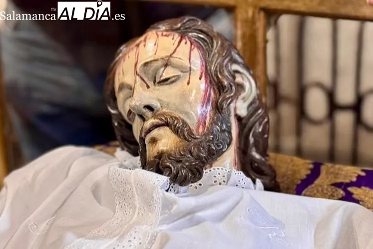 Foto 6 - Veneraci&oacute;n y tradici&oacute;n para vivir el hist&oacute;rico cambio de ropa al Santo Cristo de la Cama