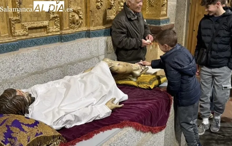 Foto 7 - Veneraci&oacute;n y tradici&oacute;n para vivir el hist&oacute;rico cambio de ropa al Santo Cristo de la Cama