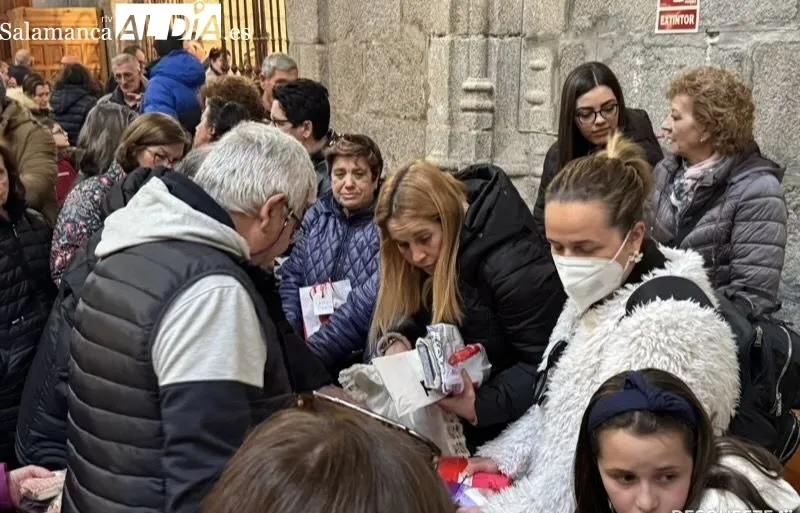 Foto 8 - Veneraci&oacute;n y tradici&oacute;n para vivir el hist&oacute;rico cambio de ropa al Santo Cristo de la Cama
