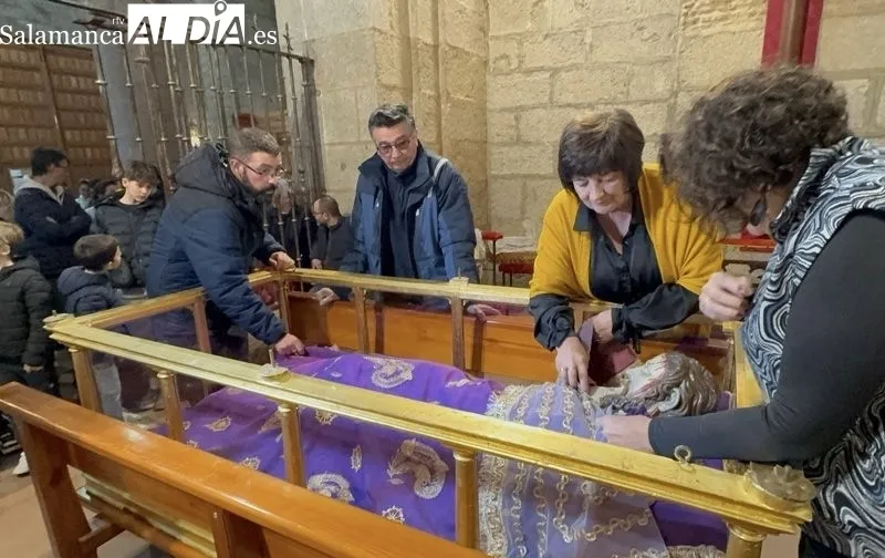 Foto 9 - Veneraci&oacute;n y tradici&oacute;n para vivir el hist&oacute;rico cambio de ropa al Santo Cristo de la Cama