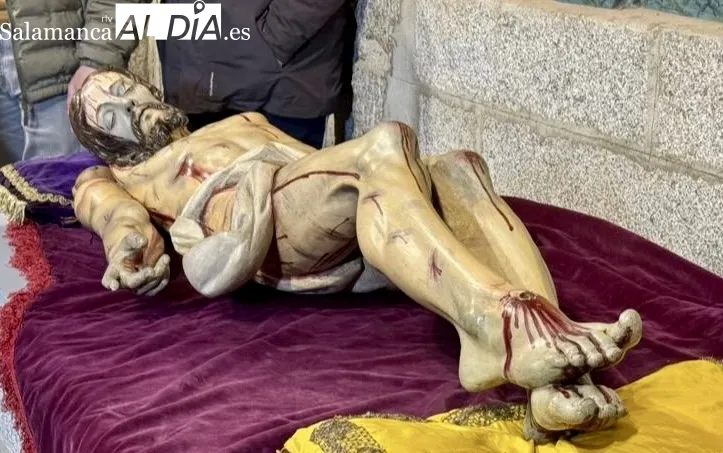Foto 10 - Veneraci&oacute;n y tradici&oacute;n para vivir el hist&oacute;rico cambio de ropa al Santo Cristo de la Cama