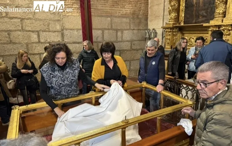 Foto 11 - Veneraci&oacute;n y tradici&oacute;n para vivir el hist&oacute;rico cambio de ropa al Santo Cristo de la Cama