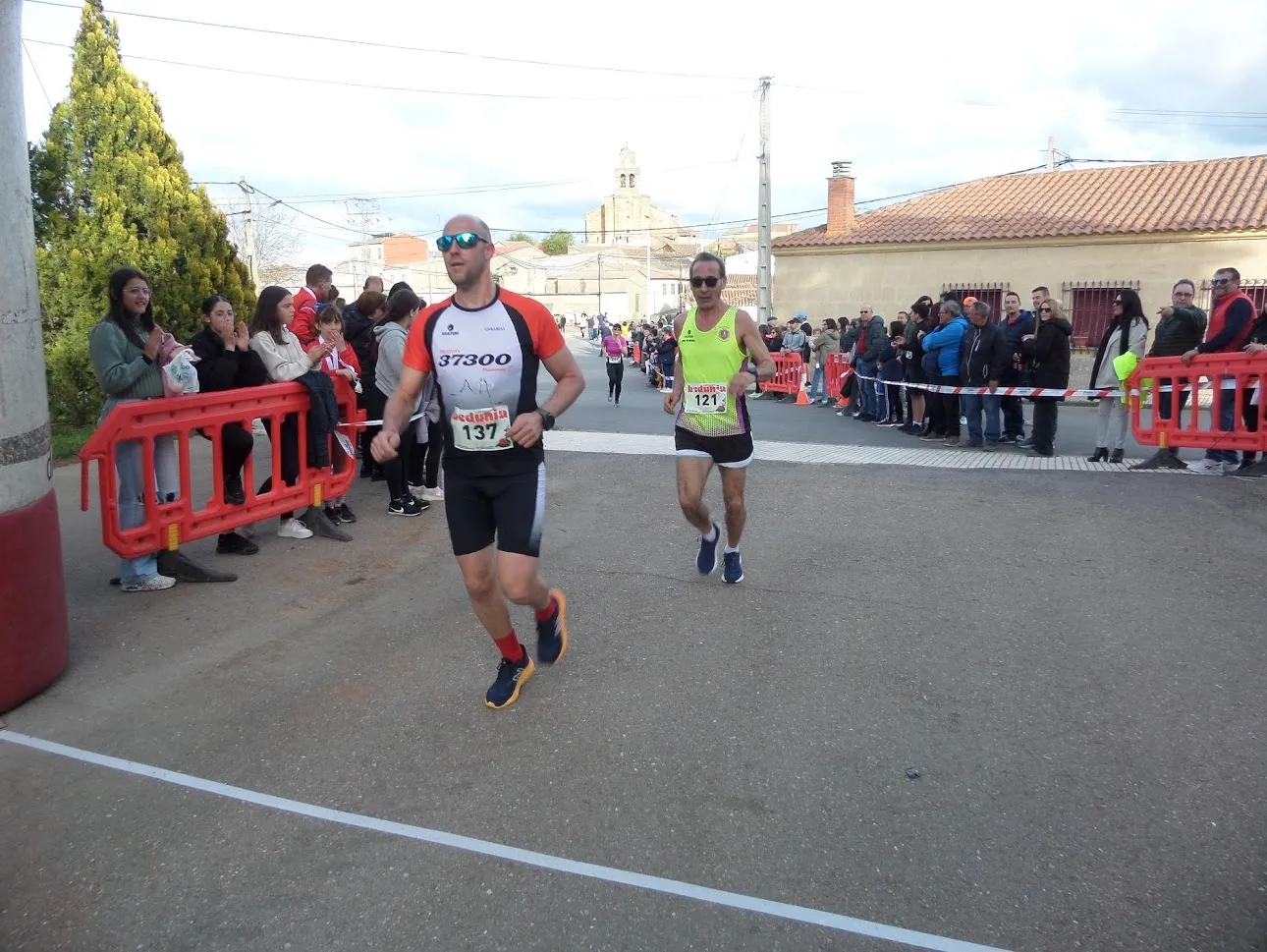 Foto 3 - Juan Bueno y Ver&oacute;nica S&aacute;nchez se llevan el triunfo en la sorprendente I Carrera Popular Cristo de Hornillos de Arabayona