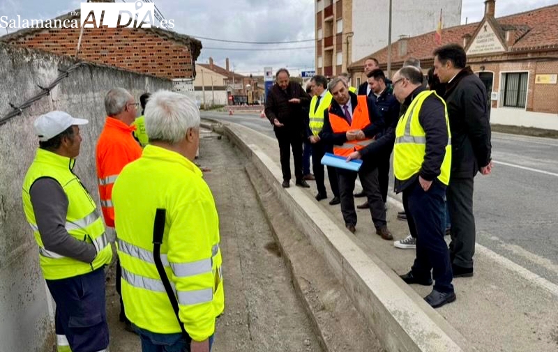 La Junta inicia las obras de mejora y reforma en la travesía y la parada de autobús de Macotera