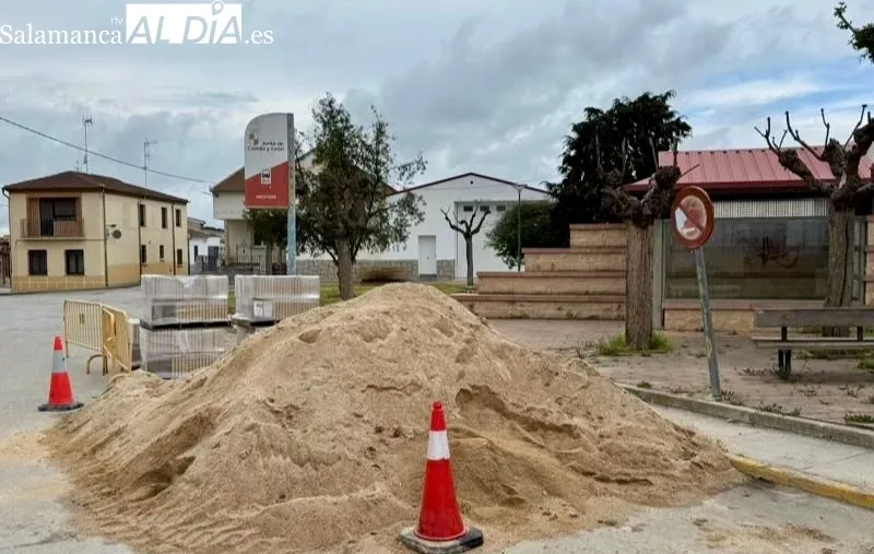 Visita a las obras de humanización en la travesía de Macotera