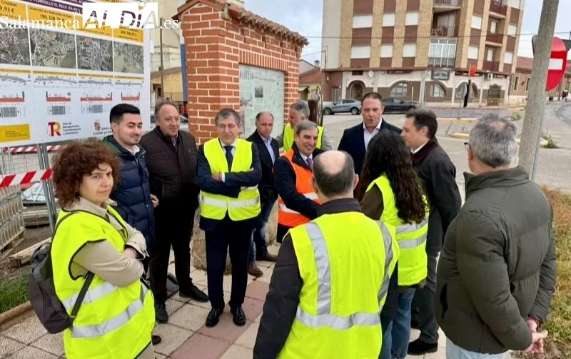 Visita a las obras de humanización en la travesía de Macotera