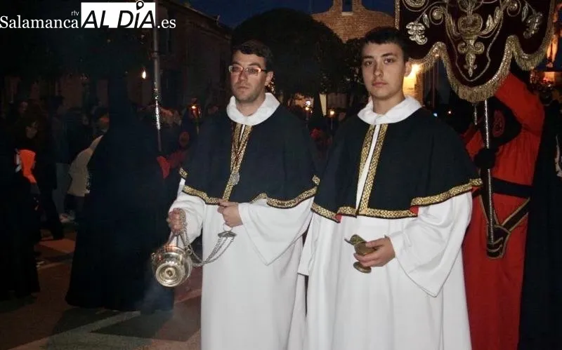 Foto 2 - Devoci&oacute;n y miradas fijas en la procesi&oacute;n del Santo Cristo del Humilladero y la Virgen de las L&aacute;grimas