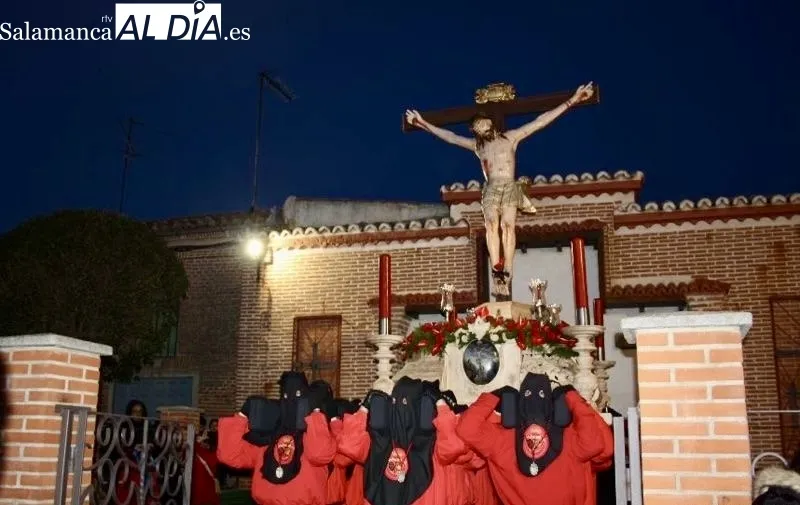 Foto 3 - Devoci&oacute;n y miradas fijas en la procesi&oacute;n del Santo Cristo del Humilladero y la Virgen de las L&aacute;grimas