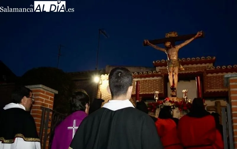 Foto 4 - Devoci&oacute;n y miradas fijas en la procesi&oacute;n del Santo Cristo del Humilladero y la Virgen de las L&aacute;grimas