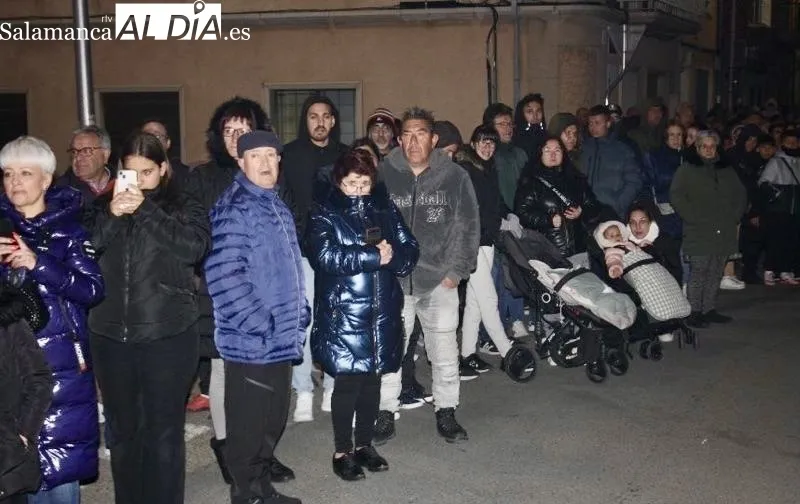 Foto 5 - Devoci&oacute;n y miradas fijas en la procesi&oacute;n del Santo Cristo del Humilladero y la Virgen de las L&aacute;grimas