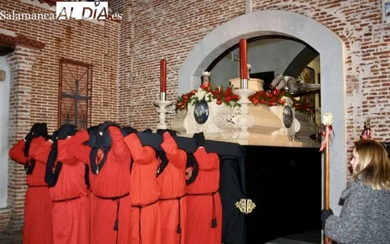 Foto 6 - Devoci&oacute;n y miradas fijas en la procesi&oacute;n del Santo Cristo del Humilladero y la Virgen de las L&aacute;grimas