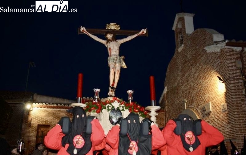 Devoción y miradas fijas en la procesión del Santo Cristo del Humilladero y Nuestra Señora de las Lágrimas en el Martes Santo