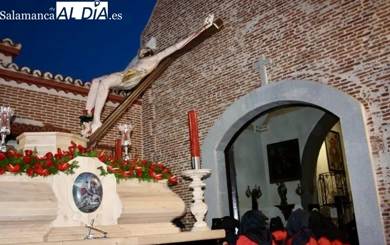 Foto 8 - Devoci&oacute;n y miradas fijas en la procesi&oacute;n del Santo Cristo del Humilladero y la Virgen de las L&aacute;grimas