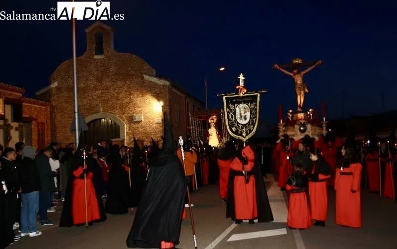 Foto 9 - Devoci&oacute;n y miradas fijas en la procesi&oacute;n del Santo Cristo del Humilladero y la Virgen de las L&aacute;grimas