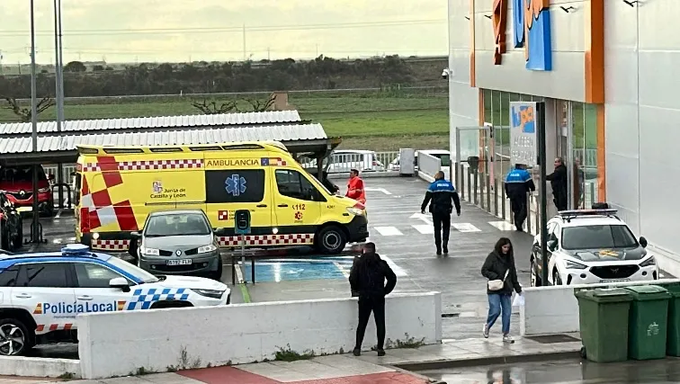 Foto 2 - Polic&iacute;a Local y sanitarios se movilizan para atender una aparatosa ca&iacute;da junto a un conocido supermercado