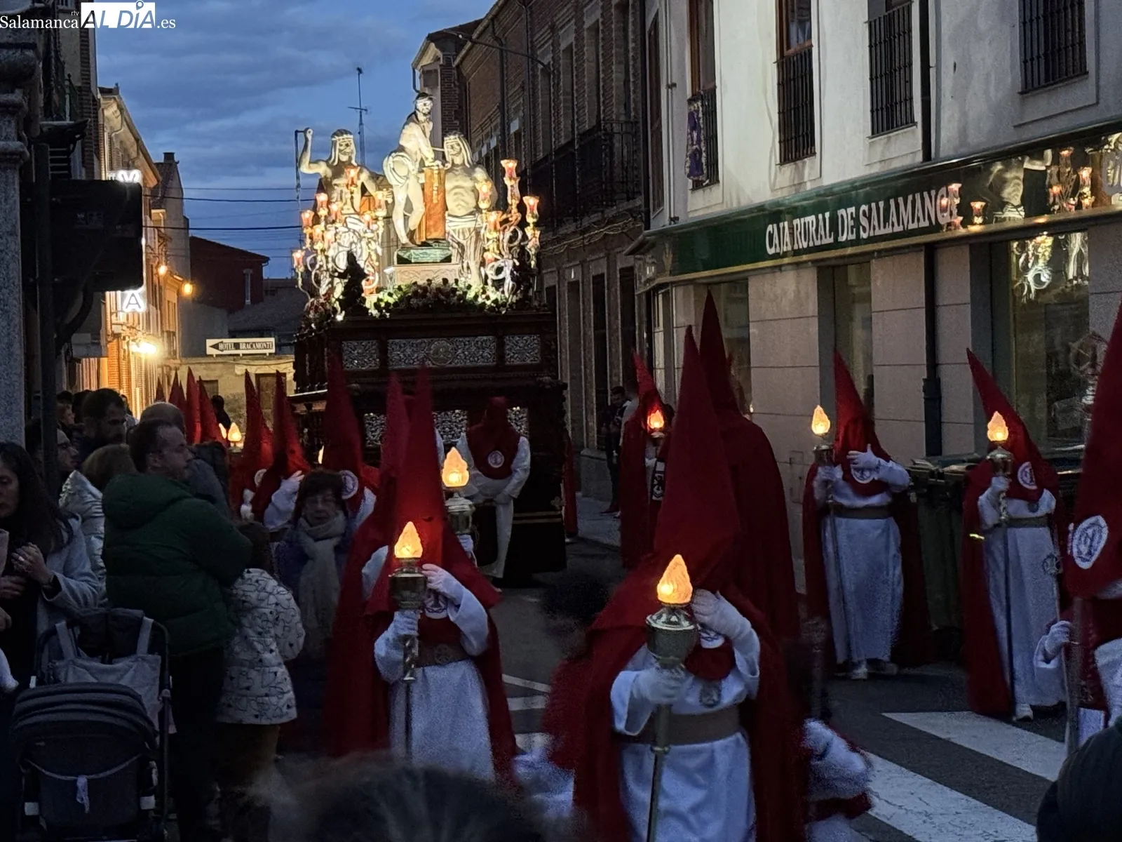 Foto 2 - Multitudinaria Procesi&oacute;n del Encuentro, cl&aacute;sico aut&oacute;ctono del Jueves Santo en Pe&ntilde;aranda