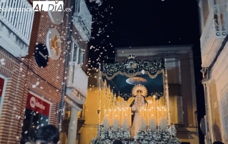 Emociones y aplausos arropan a Nuestra Señora de la Esperanza en su Madrugada