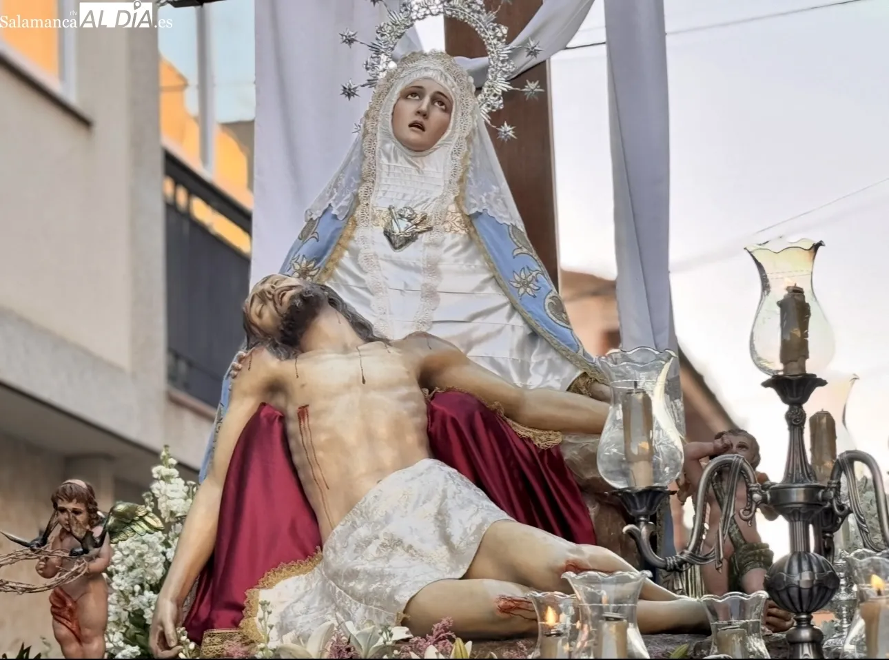 Foto 2 - Recogimiento y oraci&oacute;n para acompa&ntilde;ar a la Piedad en el V&iacute;a Crucis del Viernes Santo