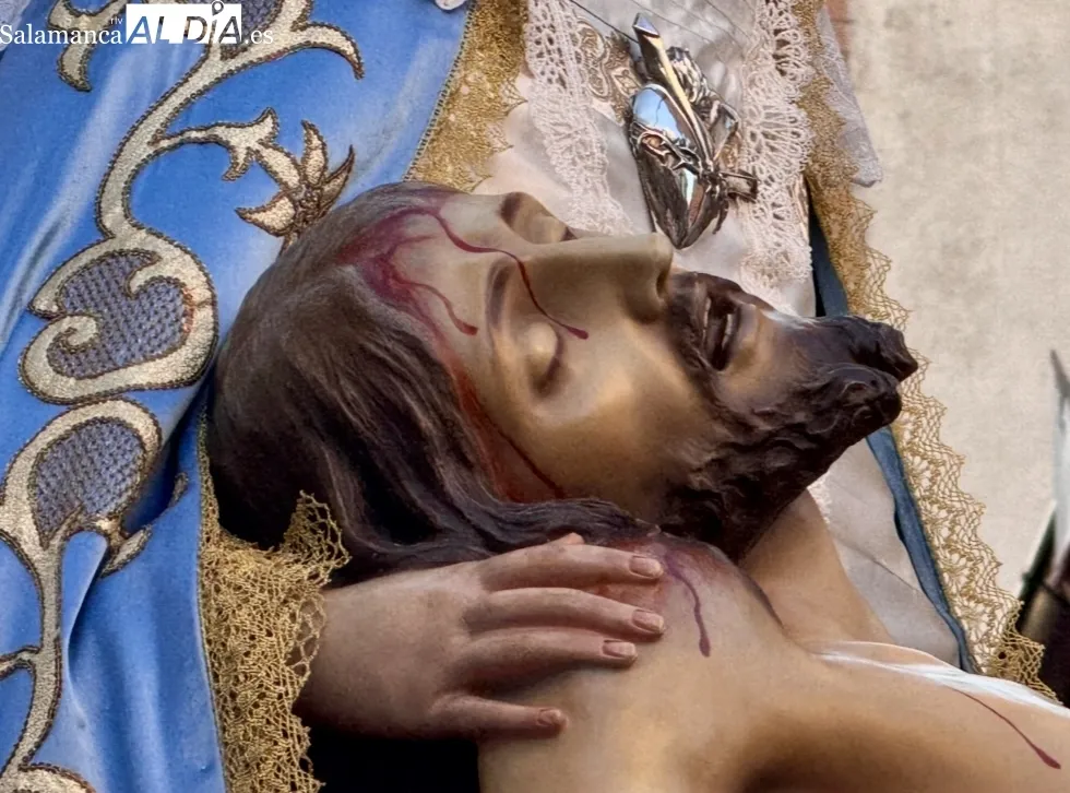 Foto 3 - Recogimiento y oraci&oacute;n para acompa&ntilde;ar a la Piedad en el V&iacute;a Crucis del Viernes Santo