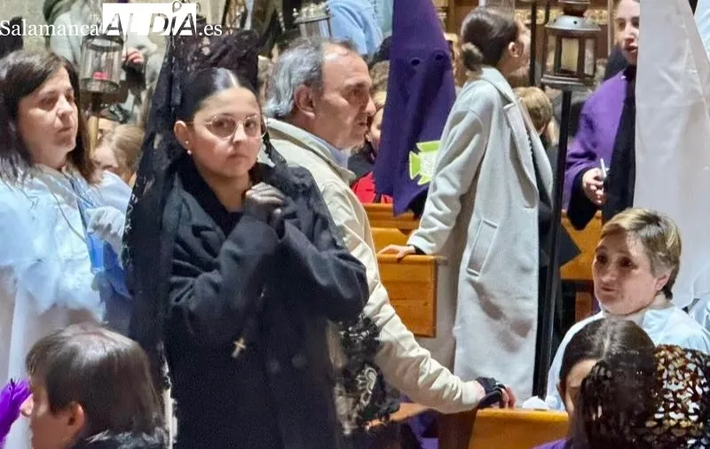 Foto 2 - La amenaza de lluvia da paso a la tristeza  y obliga a suspender la procesi&oacute;n del Santo Entierro 