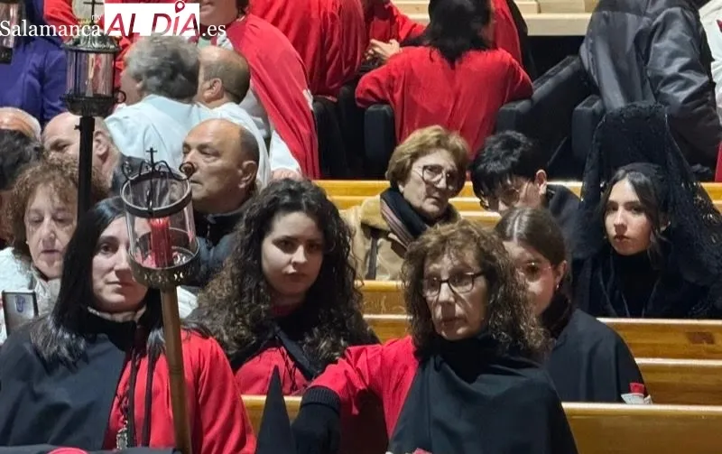 Foto 5 - La amenaza de lluvia da paso a la tristeza  y obliga a suspender la procesi&oacute;n del Santo Entierro 