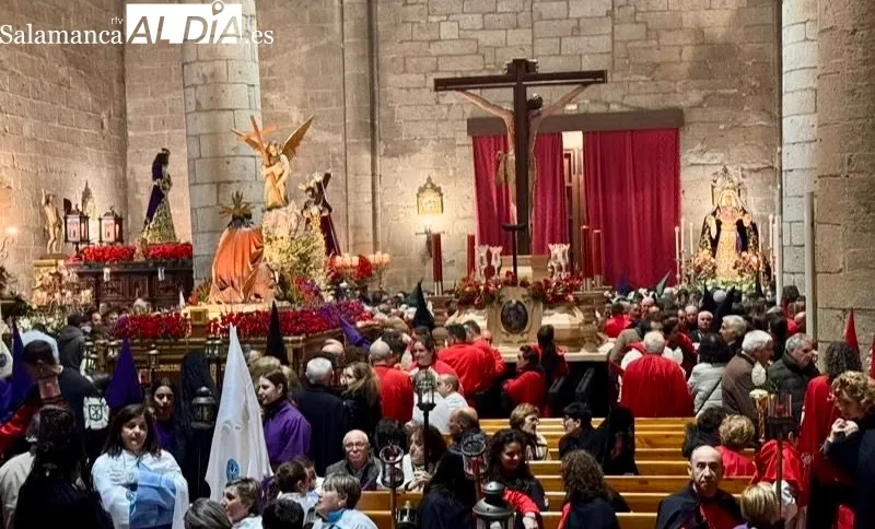Foto 7 - La amenaza de lluvia da paso a la tristeza  y obliga a suspender la procesi&oacute;n del Santo Entierro 