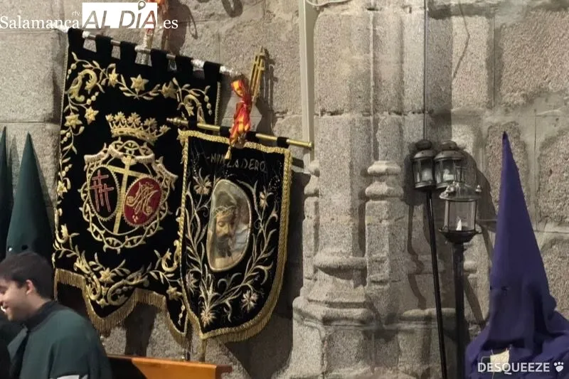 Foto 11 - La amenaza de lluvia da paso a la tristeza  y obliga a suspender la procesi&oacute;n del Santo Entierro 