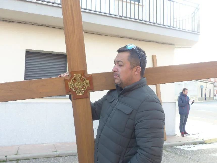 Vía Crucis de hombres y mujeres en Villoria. Fotos Pilar Corredera