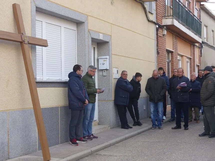 Vía Crucis de hombres y mujeres en Villoria. Fotos Pilar Corredera