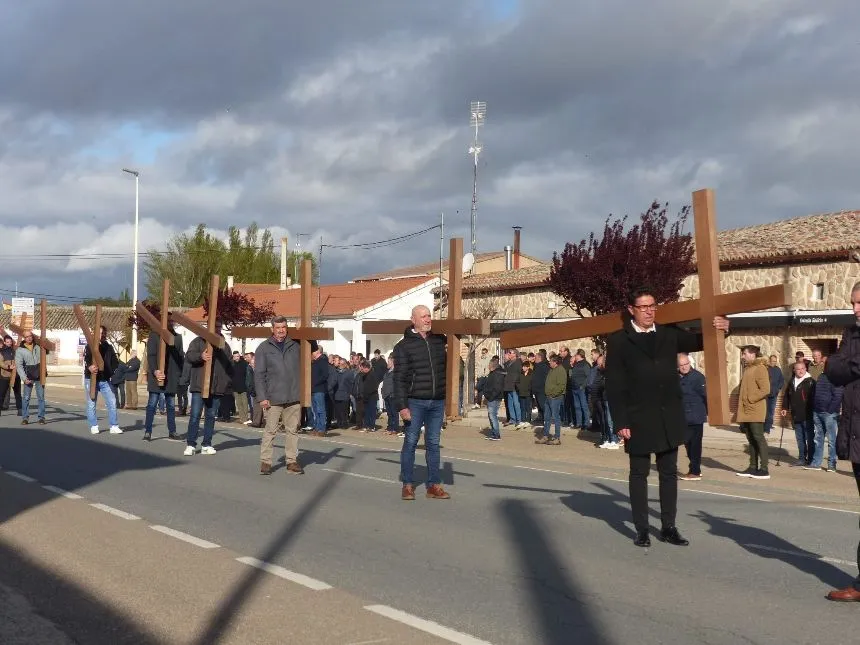 Vía Crucis de hombres y mujeres en Villoria. Fotos Pilar Corredera