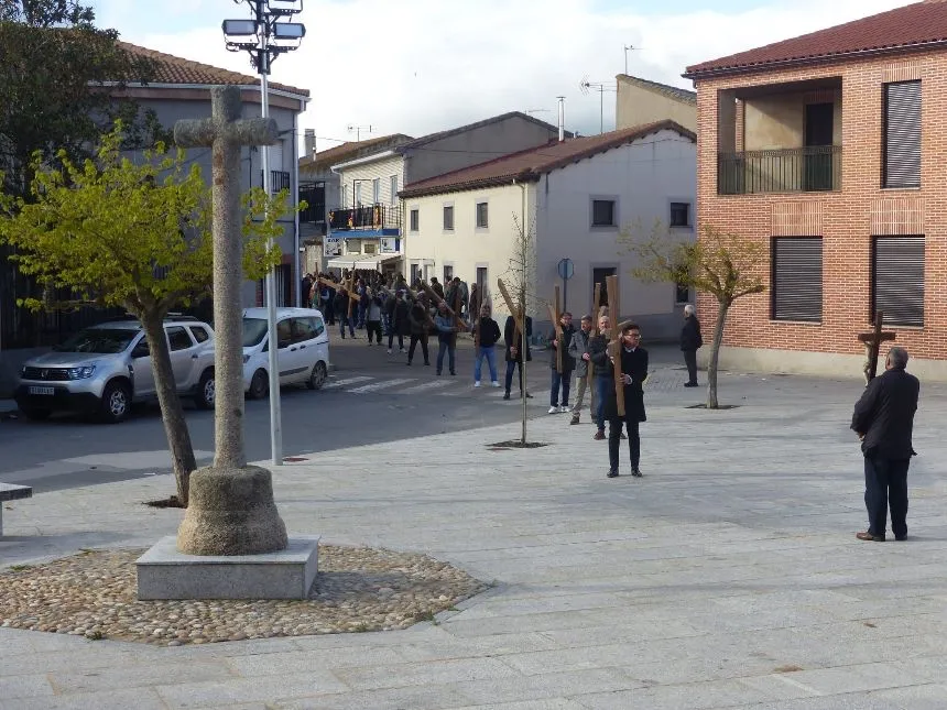 Vía Crucis de hombres y mujeres en Villoria. Fotos Pilar Corredera
