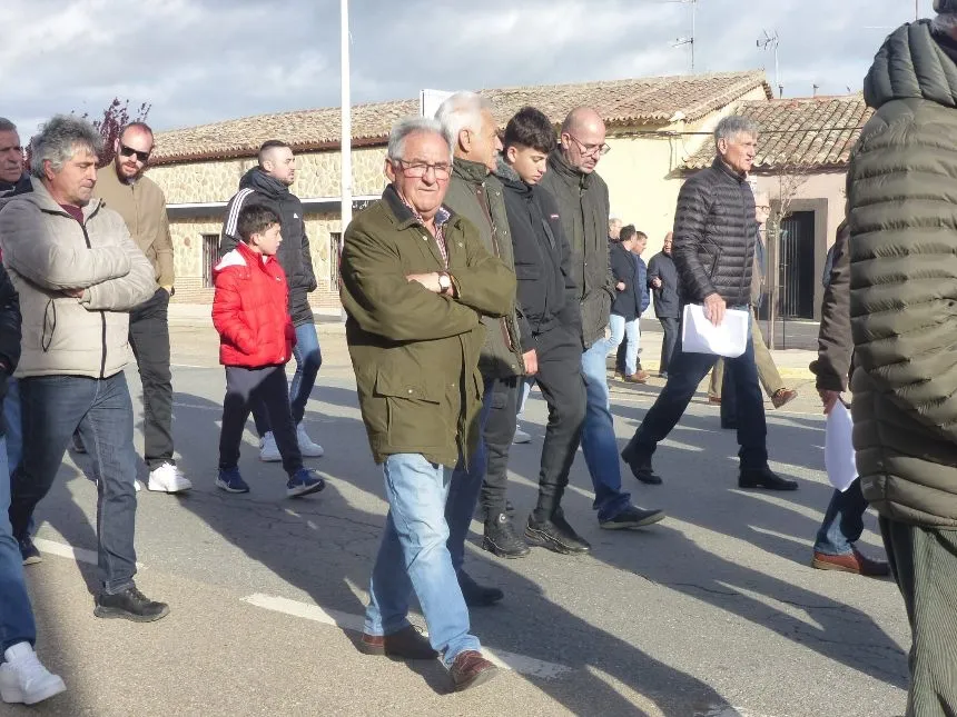 Vía Crucis de hombres y mujeres en Villoria. Fotos Pilar Corredera