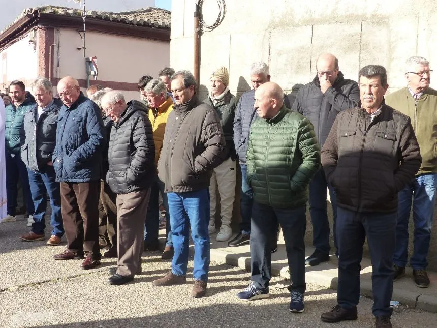 Vía Crucis de hombres y mujeres en Villoria. Fotos Pilar Corredera