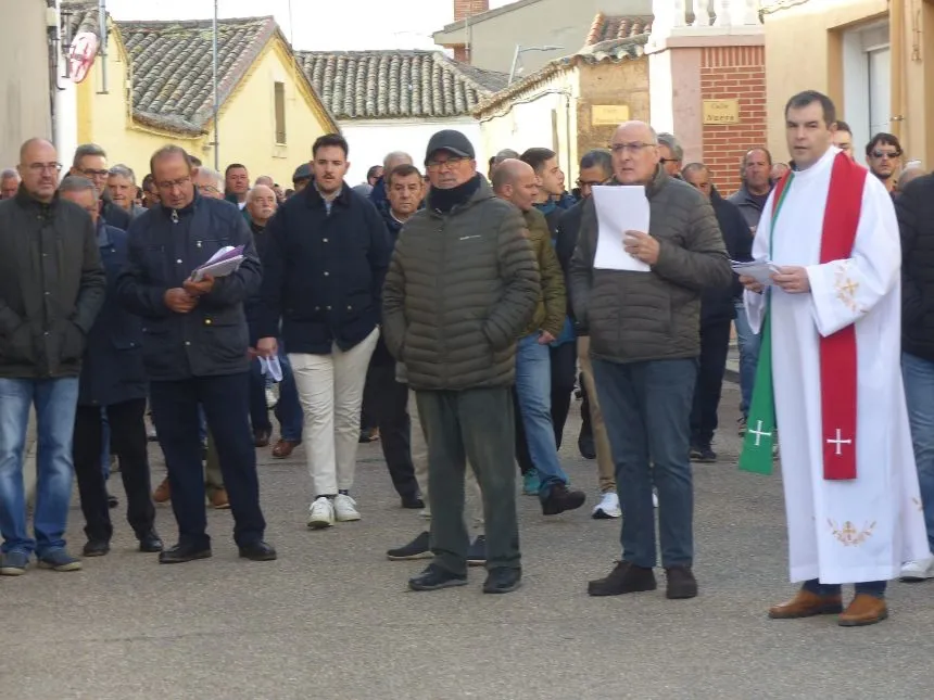 Vía Crucis de hombres y mujeres en Villoria. Fotos Pilar Corredera