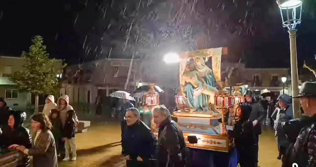 Procesión del Santo Entierro en Macotera. Fotos José Guerras