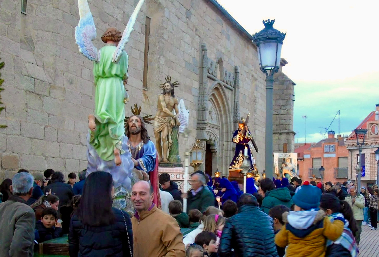 La lluvia y la fe protagonizan la procesión del Santo Entierro de Macotera