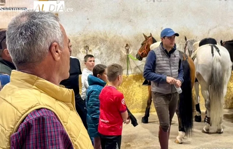 Visita de Juventud Taurina de Salamanca a la cuadra de Sergio Pérez de Gregorio